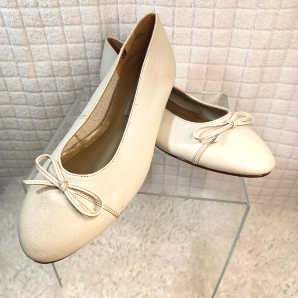 PRIMA ROYALE CREAM LEATHER BOW FLAT SIZE: 8M